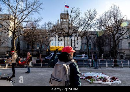 Berlin, Deutschland. 10. März 2022. Eine Protesterin hält ein Plakat mit der Aufschrift „Stoppt den Krieg“ vor der russischen Botschaft in Berlin. Seit Kriegsbeginn sind mehr als 3 Millionen Flüchtlinge aus der Ukraine geflohen. (Foto von Nicholy Muller/SOPA Images/Sipa USA) Quelle: SIPA USA/Alamy Live News Stockfoto