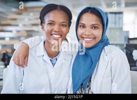 Wir alle sind wichtig. Die Wissenschaft sagt das. Porträt zweier junger Wissenschaftler, die in einem Labor zusammenarbeiten. Stockfoto