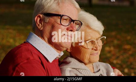 Porträt von im Alter kaukasischen verheirateten Paar Blick zurück selektiven Fokus . Hochwertige Fotos Stockfoto