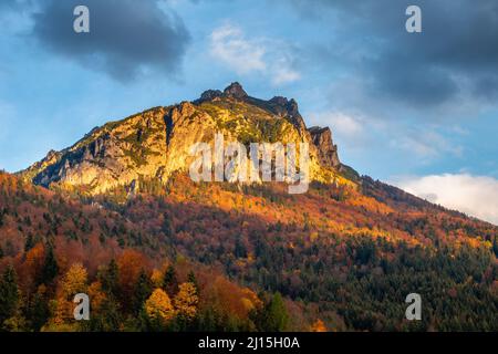 Der Gipfel des Grossen Rozsutec in einer herbstlichen Landschaft. Das Vratna-Tal im Nationalpark Mala Fatra, Slowakei, Europa. Stockfoto