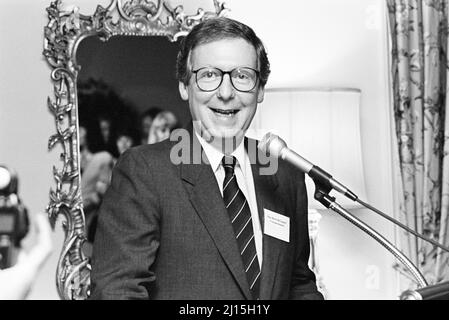 US-Senatorin aus Kentucky Mitch McConnell, halblanges Porträt, das beim Treffen von Kandidaten der Republikanischen Partei, Washington, D.C., USA, Laura Patterson, Roll Call Photograph Collection, Juni 1992 Stockfoto