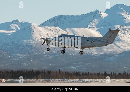 Ein C-12F Huron, der dem 517. Airlift Squadron zugewiesen wurde, hebt am 14. März 2022 von der Fluglinie auf der Joint Base Elmendorf-Richardson, Alaska, ab. Der C-12F Huron verfügt über einfahrbares Dreirad-Fahrwerk, lenkbares Nasenrad und vier-Blatt-Propeller. (USA Luftwaffe Foto von Airman 1. Class Andrew Britten) Stockfoto