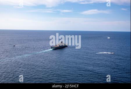 220321-N-HD110-1902 OSTPAZIFISCHER OZEAN - (21. MÄRZ 2022) -- Das Litoral-Kampfschiff USS Milwaukee (LCS 5), ihr 11 Meter langes Schlauchboot (RHIB) und die ecuadorianischen Küstenschutzschiffe LAE Rio Jubones (LG-120) und LAE Rio Tangare (LG-128) führen vor der Küste von Manta, Ecuador, am 21. März 2022, eine bilaterale Seeverbotsübung durch. Milwaukee wird im Einsatzgebiet der US-Flotte für 4. eingesetzt, um die Mission der Joint InterAgency Task Force South zu unterstützen, die auch Einsätze zur Bekämpfung des illegalen Drogenhandels in der Karibik und im östlichen Pazifik umfasst. (USA Marineblau Foto b Stockfoto