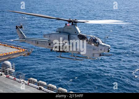 220316-N-TF178-1179 PAZIFISCHER OZEAN (16. März 2022) – eine AH-1Z Cobra hebt vom Flugdeck an Bord des amphibischen Angriffsschiffes USS Makin Island (LHD 8) ab, 16. März. Makin Island führt derzeit Routineoperationen in der US 3.-Flotte durch. (USA Navy Foto von Mass Communication Specialist 2. Class Jeremy Laramore) Stockfoto