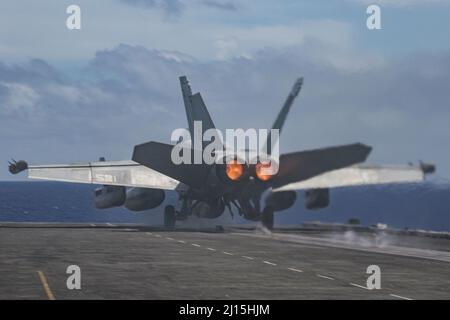 PHILIPPINISCHE SEE (21. März 2022) ein EA-18G Growler, der den 'Wizards' des Electronic Attack Squadron (VAQ) 133 zugewiesen wurde, startet vom Flugdeck des Nimitz-Klasse-Flugzeugträgers USS Abraham Lincoln (CVN 72) aus. Die Abraham Lincoln Strike Group befindet sich im geplanten Einsatzgebiet der US-Flotte für 7., um die Interoperabilität durch Allianzen und Partnerschaften zu verbessern und gleichzeitig als reaktionsfähige Truppe zur Unterstützung einer freien und offenen Region im Indo-Pazifik-Raum zu dienen. (USA Navy Foto von Mass Communication Specialist Seaman Apprentice Julia Brockman) Stockfoto