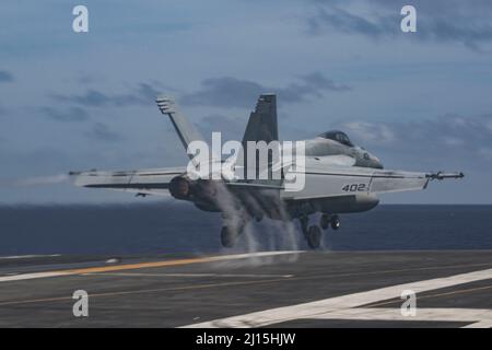 PHILIPPINISCHE SEE (21. März 2022) eine F/A-18E Super Hornet, die den „Vigilantes“ des Strike Fighter Squadron (VFA) 151 zugewiesen wurde, startet vom Flugdeck des Nimitz-Klasse-Flugzeugträgers USS Abraham Lincoln (CVN 72) aus. Die Abraham Lincoln Strike Group befindet sich im geplanten Einsatzgebiet der US-Flotte für 7., um die Interoperabilität durch Allianzen und Partnerschaften zu verbessern und gleichzeitig als reaktionsfähige Truppe zur Unterstützung einer freien und offenen Region im Indo-Pazifik-Raum zu dienen. (USA Navy Foto von Mass Communication Specialist Seaman Apprentice Julia Brockman) Stockfoto