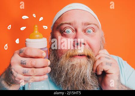 Lustiger Mann mit Perücke wirkt wie ein Baby und hat Angst vor etwas Stockfoto