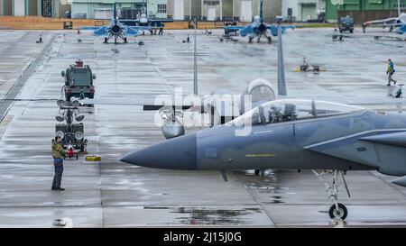 Ein für die Wartungseinheit für 18. Flugzeuge, Kadena Air Base, Japan, zugewiesener Besatzungsleiter, startet einen F-15C Eagle auf der Fluglinie der Tsuiki Air Base, 22. März 2022. Das Flugzeug kam in Fukuoka für das Aviation Training Relocation-Programm an, das die Einsatzbereitschaft erhöht und die Interoperabilität mit unseren japanischen Verbündeten verbessert. (USA Foto der Luftwaffe von Staff Sgt. Kyle Johnson) Stockfoto