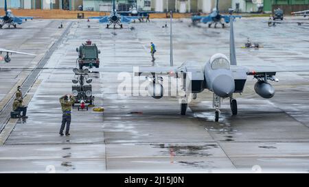 Ein der Wartungseinheit für 18. Flugzeuge zuordneter Besatzungsleiter, Kadena Air Base, Japan, startet einen F-15C Eagle auf der Fluglinie der Tsuiki Air Base, 22. März 2022. Das Flugzeug kam in Fukuoka für das Aviation Training Relocation-Programm an, das die Einsatzbereitschaft erhöht und die Interoperabilität mit unseren japanischen Verbündeten verbessert. (USA Foto der Luftwaffe von Staff Sgt. Kyle Johnson) Stockfoto