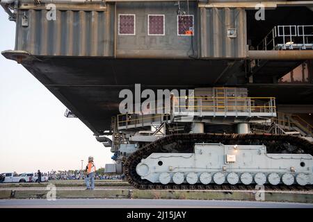 Der mobile Trägerrakete der NASA mit dem Space Launch System (SLS) und der Orion-Sonde rollt zum ersten Mal aus High Bay 3 des Vehicle Assembly Building zum Launch Complex 39B, Donnerstag, den 17. März 2022, im Kennedy Space Center der NASA in Florida. Vor dem Artemis I-Flugtest der NASA werden die vollständig gestapelte und integrierte SLS-Rakete und die Orion-Raumsonde im Launch Complex 39B einer Nassprobe unterzogen, um die Systeme zu verifizieren und Countdown-Verfahren für den ersten Start zu üben. Bildnachweis: (NASA/Aubrey Gemignani) Stockfoto