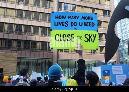 Schließen Sie das Protestschild Sky pro-Ukraine am Daley Plaza mit einem Teil der Picasso-Statue in Chicago Stockfoto