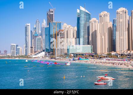 Schöne moderne Wohngebäude und Hotels mit Strand im Vordergrund Stockfoto