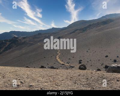 In der Nähe des Gipfels des Haleakala Vulkans mit Wanderweg, der in die Caldera führt Stockfoto