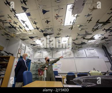 NASA-Administrator Bill Nelson, links, hört Col Douglas „Beaker“ Wickert, rechts, während einer Tour durch das Luftfahrtlabor der United States Air Force Academy, Mittwoch, den 25. August 2021, nördlich von Colorado Springs, Colorado. Bildnachweis: (NASA/Bill Ingalls) Stockfoto