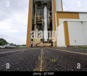 Die Ariane 5-Rakete von Arianespace mit dem James Webb Space Telescope der NASA an Bord wird im Endmontagegebäude vor der geplanten Einführung zur Startrampe am Donnerstag, den 23. Dezember 2021, im europäischen Weltraumbahnhof gesehen. Das Weltraumzentrum Guayana in Kourou, Französisch-Guayana. Das James Webb Weltraumteleskop (manchmal auch JWST oder Webb genannt) ist ein großes Infrarotteleskop mit einem Primärspiegel von 21,3 Fuß (6,5 Meter). Das Observatorium wird jede Phase der kosmischen Geschichte untersuchen – von unserem Sonnensystem bis zu den entferntesten beobachtbaren Galaxien im frühen Universum. Bildnachweis: (NASA/Bill Ingalls) Stockfoto