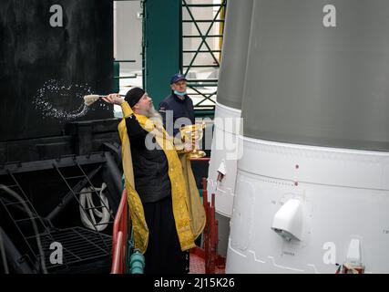 Der russisch-orthodoxe Priester Pater Sergej segnet die Sojus-Rakete auf der Startrampe des Kosmodrom Baikonur am Donnerstag, den 8. April 2021 in Kasachstan. Expedition 65 der NASA-Astronaut Mark Vande Hei, die Kosmonauten Roscosmos Pyotr Dubrov und Oleg Novitskiy sollen am 9. April an Bord ihrer Sojus MS-18-Sonde starten. Bildnachweis: (NASA/Bill Ingalls) Stockfoto