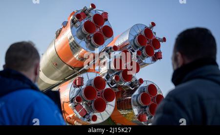 Die Sojus-Rakete wird per Zug auf die Startrampe am Dienstag, den 6. April 2021, am Standort 31 im Kosmodrom Baikonur in Kasachstan ausgerollt. Expedition 65 der NASA-Astronaut Mark Vande Hei, die Kosmonauten Roscosmos Pyotr Dubrov und Oleg Novitskiy sollen am 9. April an Bord ihrer Sojus MS-18-Sonde starten. Bildnachweis: (NASA/Bill Ingalls) Stockfoto