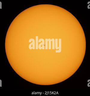 Die Internationale Raumstation, mit einer Besatzung von sieben Mann an Bord, wird in Silhouette gesehen, als sie am Freitag, den 25. Juni 2021, von der Nähe von Nellysford aus die Sonne durchläuft. An Bord sind die NASA 65-Astronauten Megan McArthur, Mark Vande Hei, Shane Kimbrough, der ESA-Astronaut Thomas Pesquet, der Astronaut der Japan Aerospace Exploration Agency (JAXA) Akihiko Hoshide und die Kosmonauten Pyotr Dubrov und Oleg Novitskiy aus dem Roskosmos. Zum Zeitpunkt des Transits arbeiteten Kimbrough und Pesquet draußen auf dem Traversen von Port 6 der Station, um den zweiten ISS-Rollout S zu installieren Stockfoto