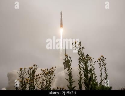 Die United Launch Alliance (ULA) ATLAS V-Rakete mit dem Landsat 9-Satelliten startet am Montag, den 27. September 2021, vom Space Launch Complex 3 auf der Vandenberg Space Force Base in Kalifornien. Der Satellit Landsat 9 ist ein gemeinsamer Satellit der NASA und der USA Geologische Survey-Mission, die das Erbe der Überwachung der Land- und Küstenregionen der Erde fortführen wird. Bildnachweis: (NASA/Bill Ingalls) Stockfoto