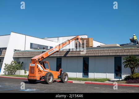 PORT ARANAS, TX - 29. JAN 2020: Orangefarbener hydraulischer Gabelstapler wird in einem Gebäude eingesetzt, in dem das Dach nach einem Schaden durch den Hurrian Harvey repariert wird. Stockfoto