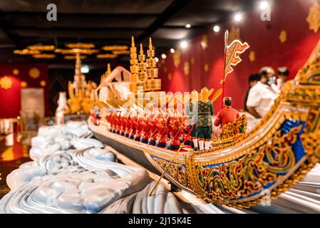 Farbenfrohes Miniaturboot mit geschnitztem Design aus Holz auf dem Tisch Stockfoto