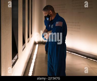 SpaceX Crew-1 der NASA-Astronaut Mike Hopkins wird während einer Tour durch das National Museum of African American History and Culture am Dienstag, den 16. November 2021 in Washington gesehen. Hopkins und seine Crew-Kollegen, die NASA-Astronauten Shannon Walker und Victor Glover, Der Astronaut der Japan Aerospace Exploration Agency (JAXA), Soichi Noguchi, startete im Rahmen des Commercial Crew Program der Agentur für die erste Rundungsmission zur Internationalen Raumstation für die Raumsonde Falcon 9 und Crew Dragon von SpaceX und verbrachte 168 Tage im All über die Expeditionen 64 und 65. Bildnachweis: (NASA/Aubrey Gemignani) Stockfoto