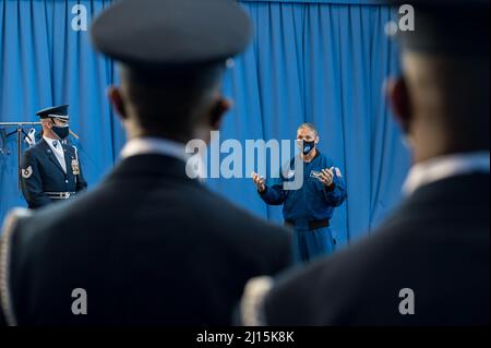 SpaceX Crew-1 der NASA-Astronaut Mike Hopkins spricht mit dem U.S. Air Force Honor Guard Bohrteam auf der Joint Base Anacostia-Bolling (JBAB) am Freitag, den 19. November 2021 in Washington. Hopkins und die Crew-Kollegen der NASA-Astronauten Victor Glover, Shannon Walker, Der Astronaut der Japan Aerospace Exploration Agency (JAXA), Soichi Noguchi, startete im Rahmen des Commercial Crew Program der Agentur für die erste Rundungsmission zur Internationalen Raumstation für die Raumsonde Falcon 9 und Crew Dragon von SpaceX und verbrachte 168 Tage im All über die Expeditionen 64 und 65. Bildnachweis: (NASA/Aubrey Gemignani) Stockfoto