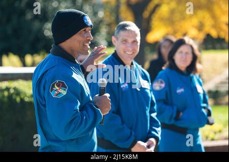 SpaceX Crew-1 der NASA-Astronaut Victor Glover beantwortet eine Frage eines Junior Officers auf der Joint Base Anacostia-Bolling (JBAB) am Freitag, den 19. November 2021 in Washington. Glover und seine Crew-Kollegen Mike Hopkins, Shannon Walker, Der Astronaut der Japan Aerospace Exploration Agency (JAXA), Soichi Noguchi, startete im Rahmen des Commercial Crew Program der Agentur für die erste Rundungsmission zur Internationalen Raumstation für die Raumsonde Falcon 9 und Crew Dragon von SpaceX und verbrachte 168 Tage im All über die Expeditionen 64 und 65. Bildnachweis: (NASA/Aubrey Gemignani) Stockfoto