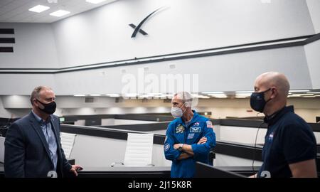 Norm Knight, stellvertretender Direktor des Flight Operations am Johnson Space Center der NASA, links, Andrew Feustel, stellvertretender Leiter des Astronaut Office, Center, Stephen Koerner, Direktor des Flight Operations Directorate am Johnson Space Center der NASA, rechts, Werden während einer Generalprobe in Vorbereitung auf den Start einer SpaceX Falcon 9-Rakete mit der Crew Dragon-Sonde des Unternehmens auf der NASA-Mission SpaceX Crew-2 mit den NASA-Astronauten Shane Kimbrough und Megan McArthur, ESA-Astronaut Thomas Pesquet, Und dem Astronauten Akihiko Hos der Japan Aerospace Exploration Agency (JAXA) Stockfoto