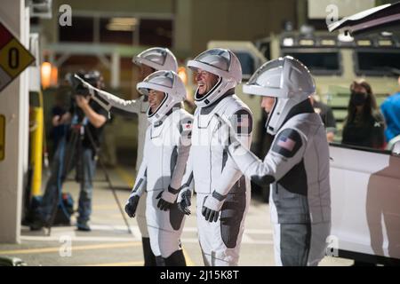 Von links nach rechts: ESA-Astronaut Thomas Pesquet, Japan Aerospace Exploration Agency (JAXA)-Astronaut Akihiko Hoshide, Und die NASA-Astronauten Shane Kimbrough und Megan McArthur werden während einer Generalprobe vor dem Start der Crew-2-Mission am Sonntag, dem 18. April 2021, im Kennedy Space Center der NASA in Florida gesehen, als sie sich darauf vorbereiten, das Neil A. Armstrong Operations and Checkout Building für den Launch Complex 39A zu verlassen. Die NASA-Mission SpaceX Crew-2 ist die zweite operative Mission der Raumsonde SpaceX Crew Dragon und der Falcon 9-Rakete zur Internationalen Raumstation als p Stockfoto