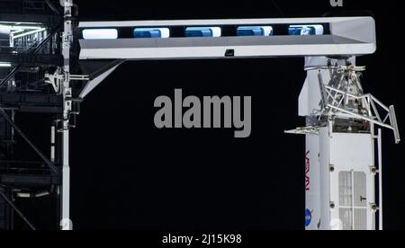 ESA (Europäische Weltraumorganisation) der astronaut Thomas Pesquet und der Astronaut Akihiko Hoshide der Japan Aerospace Exploration Agency (JAXA) werden auf dem Zugangsarm der Besatzung des Launch Complex 39A gesehen, bevor sie die Raumsonde Crew Dragon von SpaceX auf der Falcon 9-Rakete des Unternehmens vor dem Start der NASA-Mission SpaceX Crew-2 zur Internationalen Raumstation, Freitag, 23. April 2021 im Kennedy Space Center der NASA in Florida. Die NASA-Mission SpaceX Crew-2 ist die zweite Rundungsmission der Raumsonde SpaceX Crew Dragon und der Falcon 9-Rakete zur Internationalen Raumstation im Rahmen der Comm der Agentur Stockfoto