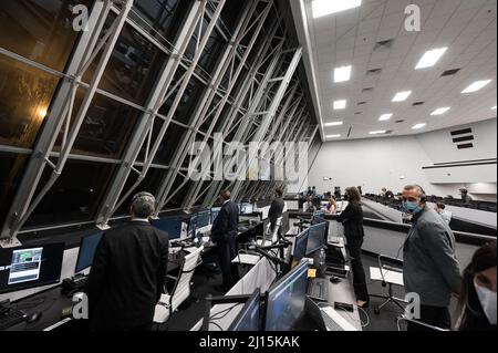 NASA und SpaceX-Beamte überwachen den Start einer SpaceX Falcon 9-Rakete, die die Crew Dragon-Sonde des Unternehmens auf der Crew-3-Mission mit den NASA-Astronauten Raja Chari, Tom Marshburn, Kayla Barron, Und der ESA-Astronaut Matthias Maurer an Bord, Mittwoch, den 10. November 2021, im Feuerraum vier des Launch Control Center im Kennedy Space Center der NASA in Florida. Die NASA-Mission SpaceX Crew-3 ist die dritte Rundungsmission der Raumsonde SpaceX Crew Dragon und der Falcon 9-Rakete zur Internationalen Raumstation im Rahmen des Commercial Crew Program der Agentur. Chari, Stockfoto