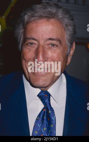 Tony Bennett nimmt an der Afterparty zur Premiere von „Liberty Heights“ im 21 Club in New York City am 8. November 1999 Teil. Foto: Henry McGee/MediaPunch Stockfoto