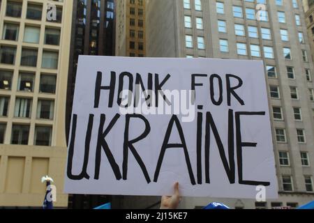 Honk für die Ukraine unterschreiben beim Daley Center Protest in Chicago Stockfoto