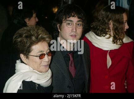 Yoko Ono, Sean Lennon und Bijou Phillips nehmen am 5. Dezember 2002 an der Uraufführung von „der Herr der Ringe: Die zwei Türme“ im Ziegfeld Theatre in New York City Teil. Foto: Henry McGee/MediaPunch Stockfoto