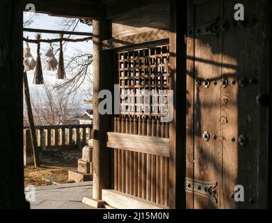 iida, nagano, japan, 2022/03/03 , Detail des Suijin-Tores, am Hakusan-Schrein. Dieses Tor ist das, was von der Edo-Zeit nach der Abschaffung o übrig bleibt Stockfoto