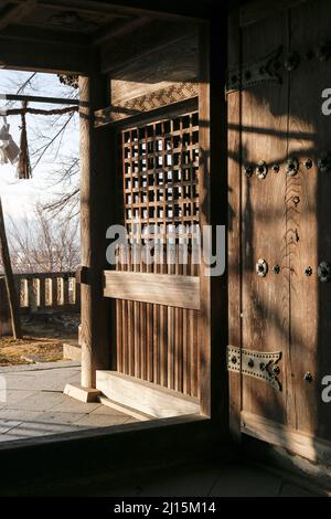 iida, nagano, japan, 2022/03/03 , Detail des Suijin-Tores, am Hakusan-Schrein. Dieses Tor ist das, was von der Edo-Zeit nach der Abschaffung o übrig bleibt Stockfoto