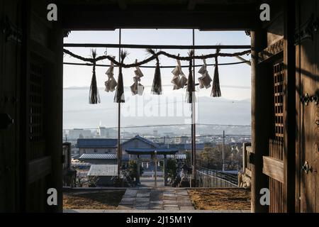 iida, nagano, japan, 2022/03/03 , Detail des Suijin-Tores, am Hakusan-Schrein. Dieses Tor ist das, was von der Edo-Zeit nach der Abschaffung o übrig bleibt Stockfoto