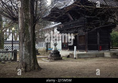 iida, nagano, japan, 2022/03/03 , Detail des Suijin-Tores, am Hakusan-Schrein. Dieses Tor ist das, was von der Edo-Zeit nach der Abschaffung o übrig bleibt Stockfoto