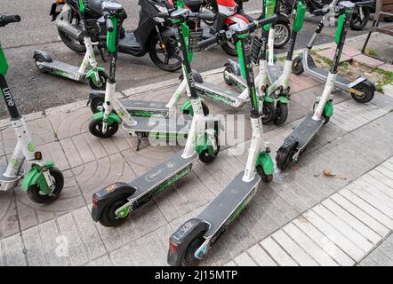 Madrid, Spanien. 23.. Februar 2022. Street Elektro Vermietung Scooter von Lime Technologies Unternehmen in Spanien gesehen. (Foto: Xavi Lopez/SOPA Images/Sipa USA) Quelle: SIPA USA/Alamy Live News Stockfoto