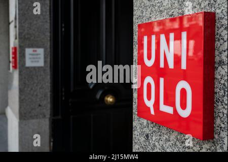 Madrid, Spanien. 24.. Februar 2022. Japanische Bekleidungsmarke Uniqlo Logo und Geschäft in Spanien. (Foto: Xavi Lopez/SOPA Images/Sipa USA) Quelle: SIPA USA/Alamy Live News Stockfoto