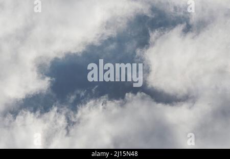 Gaza, Palästina. 22. März 2022. Ein israelisches Aufklärungsflugzeug fliegt über Gaza-Stadt. Kredit: SOPA Images Limited/Alamy Live Nachrichten Stockfoto