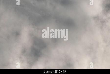 Gaza, Palästina. 22. März 2022. Ein israelisches Aufklärungsflugzeug fliegt über Gaza-Stadt. Kredit: SOPA Images Limited/Alamy Live Nachrichten Stockfoto