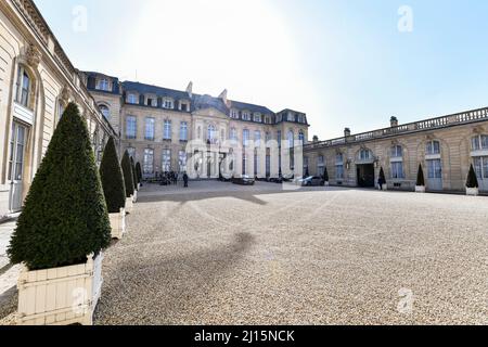Die Abbildung zeigt den Eingang (im Innenhof) zum Elysée-Palast (Palais de l'Elysée). Stockfoto