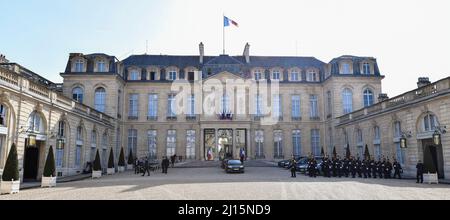 Die Abbildung zeigt den Eingang (im Innenhof) zum Elysée-Palast (Palais de l'Elysée). Stockfoto
