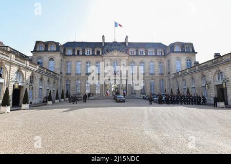 Die Abbildung zeigt den Eingang (im Innenhof) zum Elysée-Palast (Palais de l'Elysée). Stockfoto