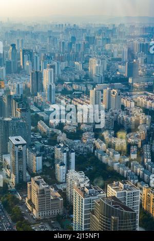 Ansicht der städtischen Hochhäuser in Nanning, Guangxi, China von oben Stockfoto