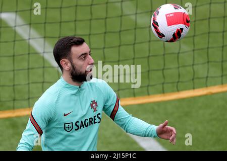 Oeiras. 22. März 2022. Portugals Mittelfeldspieler Bruno Fernandes nimmt am 22. März 2022 an einer Trainingseinheit im Trainingslager Cidade do Futebol in Oeiras, Portugal, Teil, bevor das WM-Qualifikationsspiel 2022 gegen die Türkei ausgetragen wird. Quelle: Pedro Fiuza/Xinhua/Alamy Live News Stockfoto