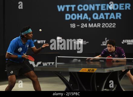 Doha, Katar. 22. März 2022. Sharath Kamal Achanta (L) aus Indien und Lim Jonghoon aus Südkorea treten beim WTT Contender Doha 2022 in Doha, der Hauptstadt von Katar, am 22. März 2022 bei der Einzel-Runde der Männer im Jahr 16 gegeneinander an. Kredit: Nikku/Xinhua/Alamy Live Nachrichten Stockfoto