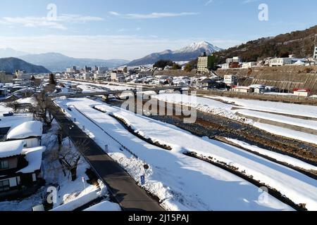 Yudanaka, Nagano, Japan, 2022/22/01 , Blick auf den Fluss Yomase und die Stadt Yudanaka Onsen im Winter 21/22. Stockfoto